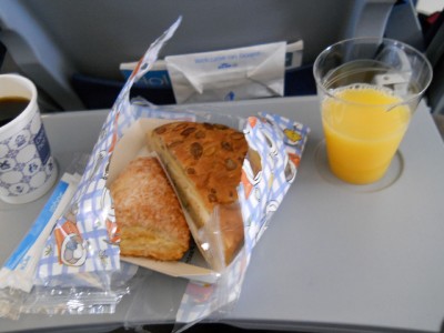 KLM. WAW-AMS<br />Пиріг з начинкою, до кінця не розібрався якою саме, але смачно.<br />Слойка з яблуками, напої