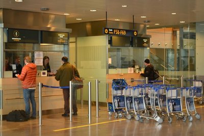 терминал 5, пирс F, стойки погранконтроля