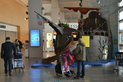 терминал 5, переход из пирса F в старую часть здания, детская зона, пиратский корабль