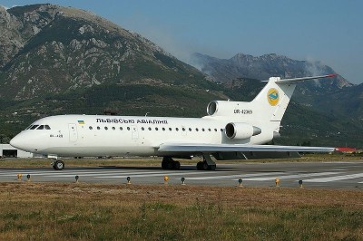 800px-Yak-42_by_Lviv_Airlines_in_Tivat.jpg