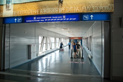 Vnukovo-211.jpg (870.47 Кіб) Переглянуто 28867 разів Дорожка переход в галерею из основного корпуса.