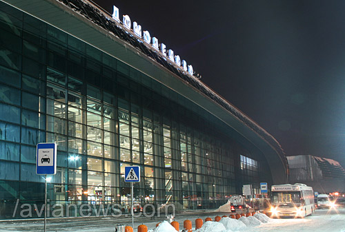 Автобус к метро Домодедовская у терминала аэропорта Домодедово