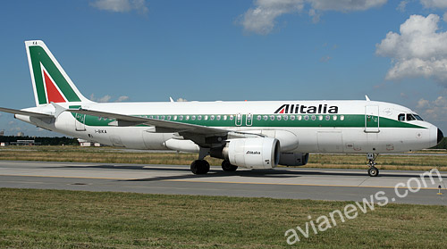  Airbus A320  Alitalia.   