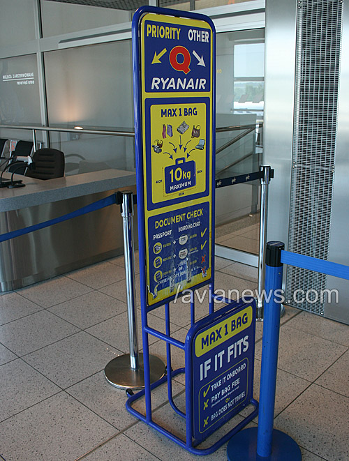 У выхода на посадку во всех аэропортах, куда летает Ryanair, расположены рамки и весы для проверки габаритов и веса ручной клади.