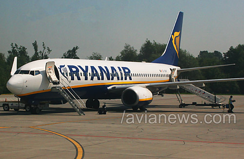 Авиакомпания Ryanair (Райанэйр) является крупнейшим лоу-кост авиаперевозчиком в Европе. Обладая парком из 275 однотипных новых Boeing 737-800 Next Generation, Ryanair перевезла в 2011 году 76,4 млн. пассажиров. Авиакомпания выполняет более 1400 рейсов в день из 44 своих баз.