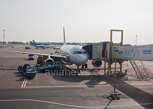 Самолет Чешских авиалиний Czech Airlines у телетрапа в аэропорту Борисполь