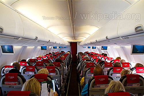 Также как и у SAS в салоне Norwegian есть мониторы, на которых демонстрируется информация о полете. Вот только камеры, показывающей взлет и посадку, в Boeing-737-800 Norwegian нет.