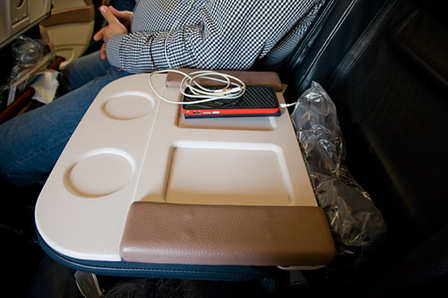 Среднее кресло в евро бизнес-классе в самолете раскладывается в столик