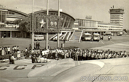 По размерам с новым терминалом в Борисполе в 1965 году мог соревноваться только аэровокзал в Домодедово. Москвичи дали прозвище бориспольскому терминалу "Крытый рынок", в ответ украинские авиаторы прозвали домодедовский - "Конюшня".