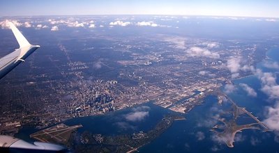 Весенний Торонто , слева внизу видно часть городского аэропорта (Бишопа).