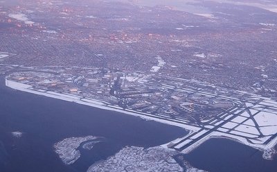 Вид с воздуха на зимний аэропорт Кеннеди и юго-восточную часть Нью-Йорка