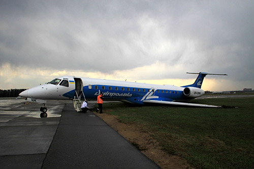 Самолет Embraer-145 авиакомпании Днеправиа выкатился на грунт при сруливании с взлетно-посадочной полосы на рулежную дорожку после посадки в аэропорту Шереметьево в 16:20 по местному времени.