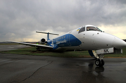 Самолет Embraer-145 авиакомпании Днеправиа выкатился на грунт при сруливании с взлетно-посадочной полосы на рулежную дорожку после посадки в аэропорту Шереметьево в 16:20 по местному времени.