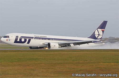 Boeing-767, который совершил аварийную посадку, является самым "молодым" во флоте LOT. Авиалайнер был выпущен в 1997 году. Другим 4 самолетам этого типа во флоте польского авиаперевозчика по 16-21 году.
