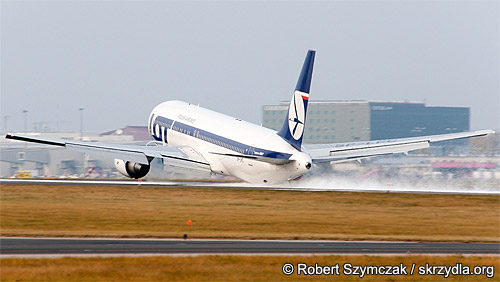 Самолет Boeing-767 (бортовой номер SP-LPC) польской авиакомпании LOT совершил аварийную посадку на брюхо в аэропорту Варшавы Окенче.