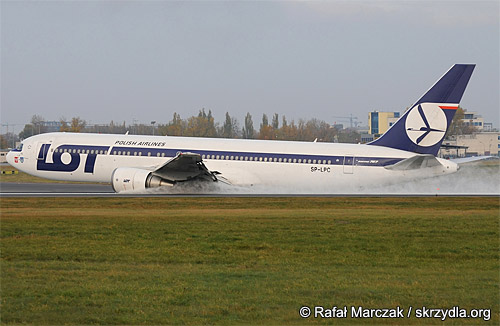 Самолет Boeing-767 (бортовой номер SP-LPC) польской авиакомпании LOT совершил аварийную посадку на брюхо в аэропорту Варшавы Окенче.