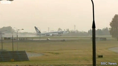 Самолет Boeing-767 польской авиакомпании LOT совершил аварийную посадку на брюхо в аэропорту Варшавы Окенче.