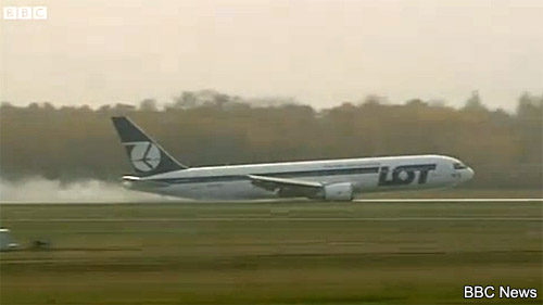 Самолет Boeing-767 польской авиакомпании LOT совершил аварийную посадку на брюхо в аэропорту Варшавы Окенче.