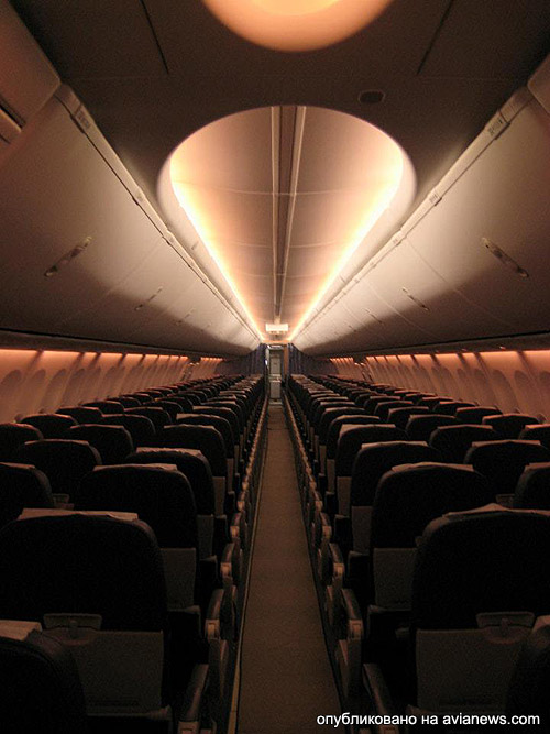 Оно оснащено новым интерьером салона Boeing Sky Interior и имеет компоновку, рассчитанную на перевозку 180 пассажиров.
