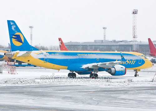 Embraer 190 с бортовым номером UR-DSB до перекраски в ливрее Аэросвита