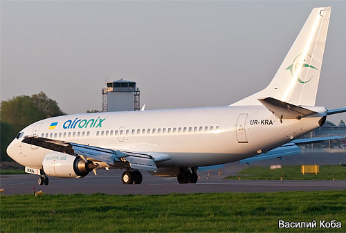 Boeing 737-300 с бортовым номером UR-KRA Air Onix