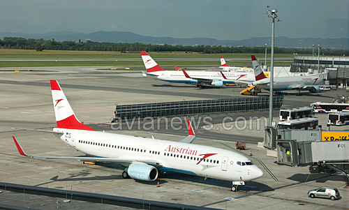 Самолеты Austrian Airlines в Вене