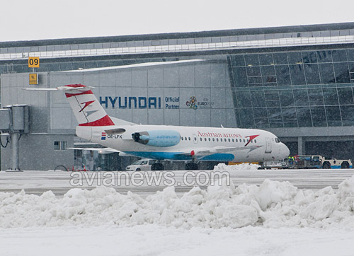 Самолет Fokker 70 Austrian Airlines в аэропорту Борисполь около терминала D