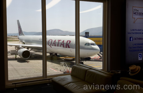 Самолет Qatar Airways у телетрапа в аэропорту