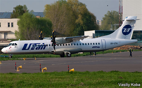 ^^Первый новый ATR 72-500 UR-UTH Ютэйр Украина в Жулянах. Самолет буксируют в ангар. Там с помощью специальных стикеров на хвост самолета наклеят традиционный украинский орнамент, фото: Василий Коба, в большем разрешении > spotters.net.ua