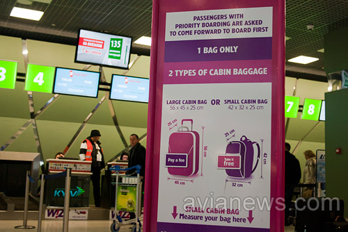 Рамка в аэропорту для проверки размеров ручной клади пассажиров Wizz Air