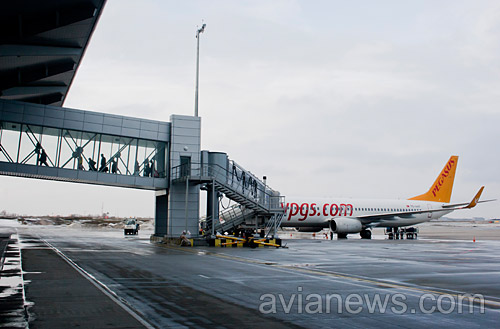Аэропорт Харьков, высадка пассажиров через телетрап