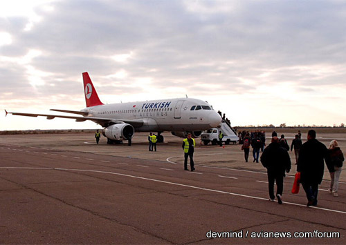 Пассажиры садятся в самолет Turkish Airlines в аэропорту Херсона