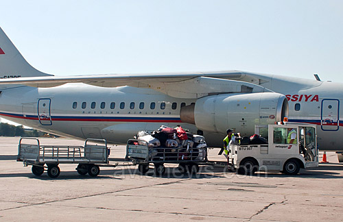 Загрузка багажа в самолет Ан-148 авиакомпании Россия