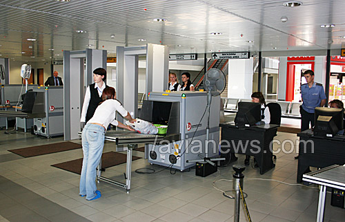 Польские аэропорты готовятся к передаче им функций по обеспечению безопасности от пограничной службы, которая предусмотрена изменениями в авиационном законодательстве Airport secutiry checkpoint