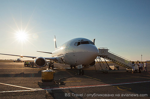 Самолет Boeing 737 авиакомпании Air Onix в аэропорту Симферополь, посадка пассажиров