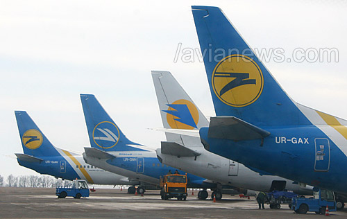 Хвосты самолетов Boeing 737 МАУ и Аэросвита