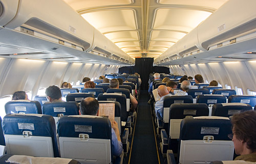 Пассажиры в салоне самолета Boeing 737, фото: avianews.com
