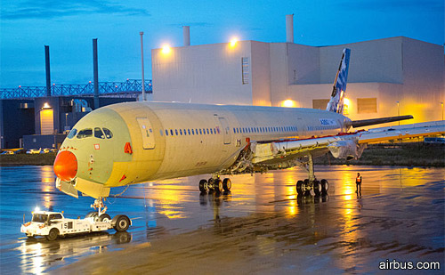 Самолет A350 XWB выкатили из цеха финальной сборки
