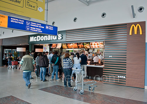 McDonalds в терминале 1 аэропорта Прага Рузине