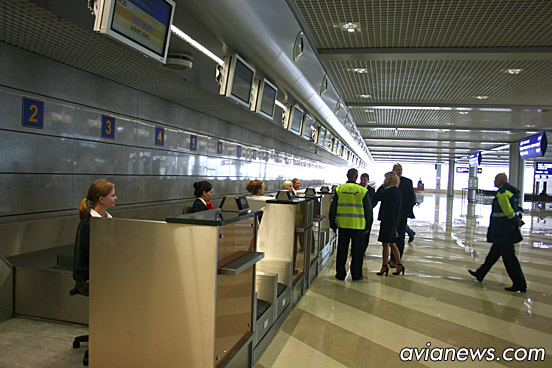 Правое крыло терминала F занимает зал регистрации. После сдачи багажа пассажир поднимается на второй этаж при помощи эскалаторов, лифтов или лестницы для прохождения контролей перед вылетом. По сообщению аэропорта, в терминале применяется новая система сортировки багажа, что позволяет регистрироваться не за 2 часа, как обычно, а за 4-5 часов до вылета. На 1 этаже расположено 1 кафе в левом крыле у зоны прилета.