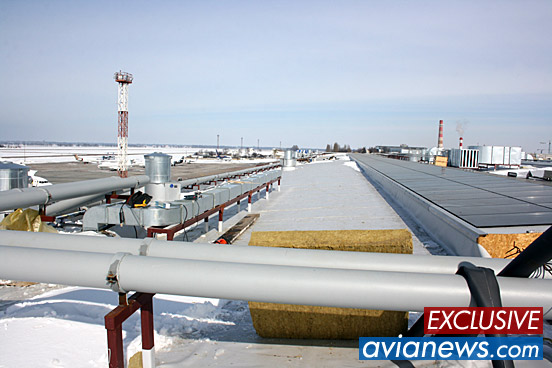 Крыша нового терминала F. Ведутся работы по укладке теплоизоляционного слоя.
