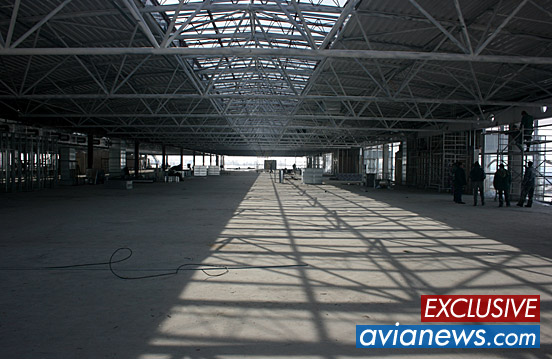 Зал вылета. В нем будут расположены пункты питания, магазины Duty-free. Терминал имеет 8 выходов на посадку. На второй фотографии - конструкции, которые будут отделять общий зал от специальных служебных помещений.