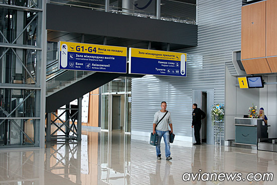 В левом крыле нового терминала на втором этаже - зал вылета международных рейсов и представительства авиакомпаний. Вначале пассажир будет проходить контроль на авиационную безопасность, далее таможенный и паспортный контроли. За паспортным контролем будет расположен магазин Duty Free - второй по величине в Украине после "Борисполя".