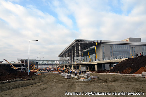 В этот раз вы можете увидеть, на каком этапе находятся строительные работы в аэропорту Донецк. Новый терминал и эстакада
