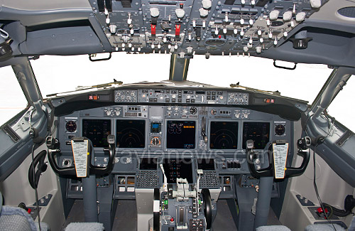 Кабина пилотов Cockpit Boeing 737 Sky Interior UR-AAO авиакомпании АэроСвит
