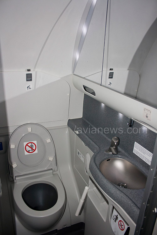 Туалет Boeing 737 Sky Interior UR-AAO авиакомпании АэроСвит
