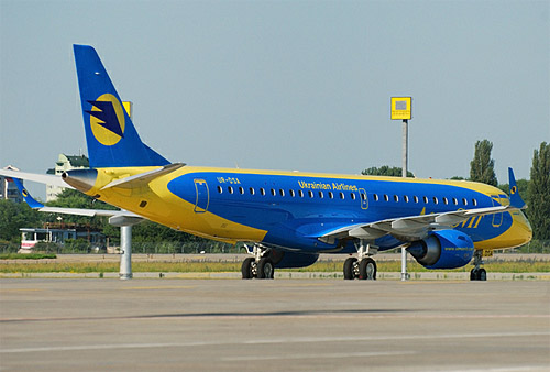 Embraer 190 Днеправиа в ливрее АэроСвита, бортовые номера UR-DSA (нижняя фото) и UR-DSB (верхняя фото)