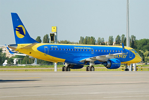 Embraer 190 Днеправиа в ливрее АэроСвита, бортовые номера UR-DSA (нижняя фото) и UR-DSB (верхняя фото)