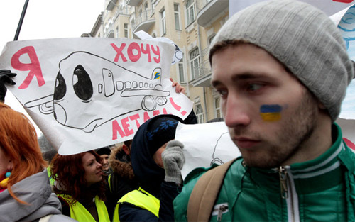 Работники АэроСвита на акции протеста около Администрации президента