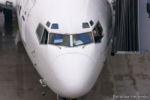 Телетрап в Жулянах стыкуют к Boeing 737 авиакомпании Georgian Airways Air Zena